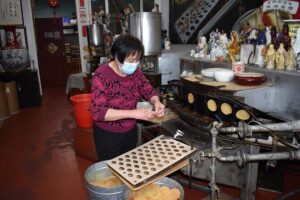 Chinatown Food & History Walking Tour - Small Group - Stop 1: Dragon’s Gate for your Chinatown bearings