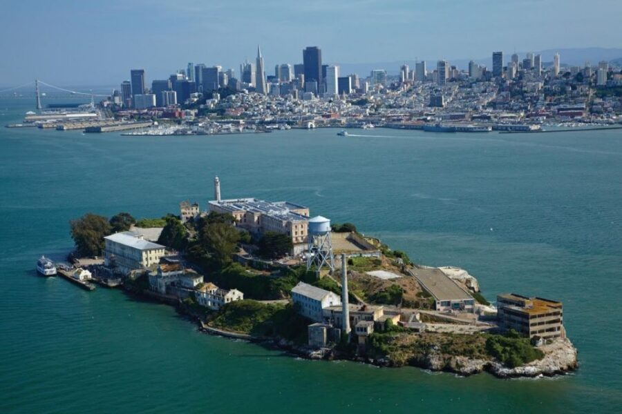 San Francisco: City Tour and Alcatraz Entrance Ticket Combo - Golden Gate Bridge photo stop: quick views, strong impact