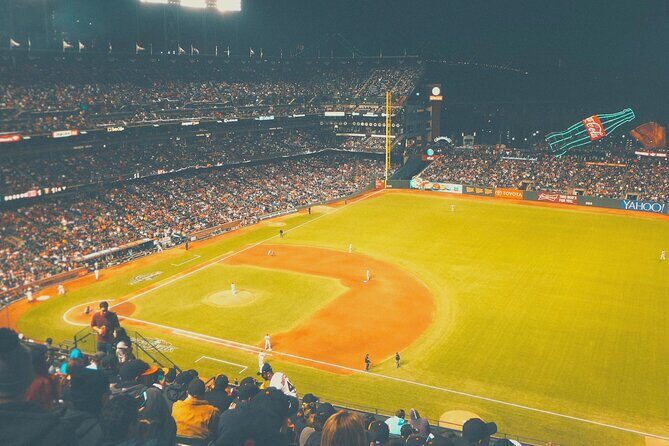 San Francisco Giants Baseball Game at Oracle Park - McCovey Cove: the Bay-side tradition you should not miss