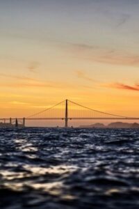 San Francisco: Golden Gate Bridge and Bay Sunset Cruise - Getting There: Yellow Box Office and the Fast Start