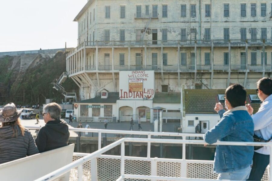 San Francisco: Skip-the-Line Escape from The Rock Bay Cruise - Food and drink on board: what’s included and what isn’t
